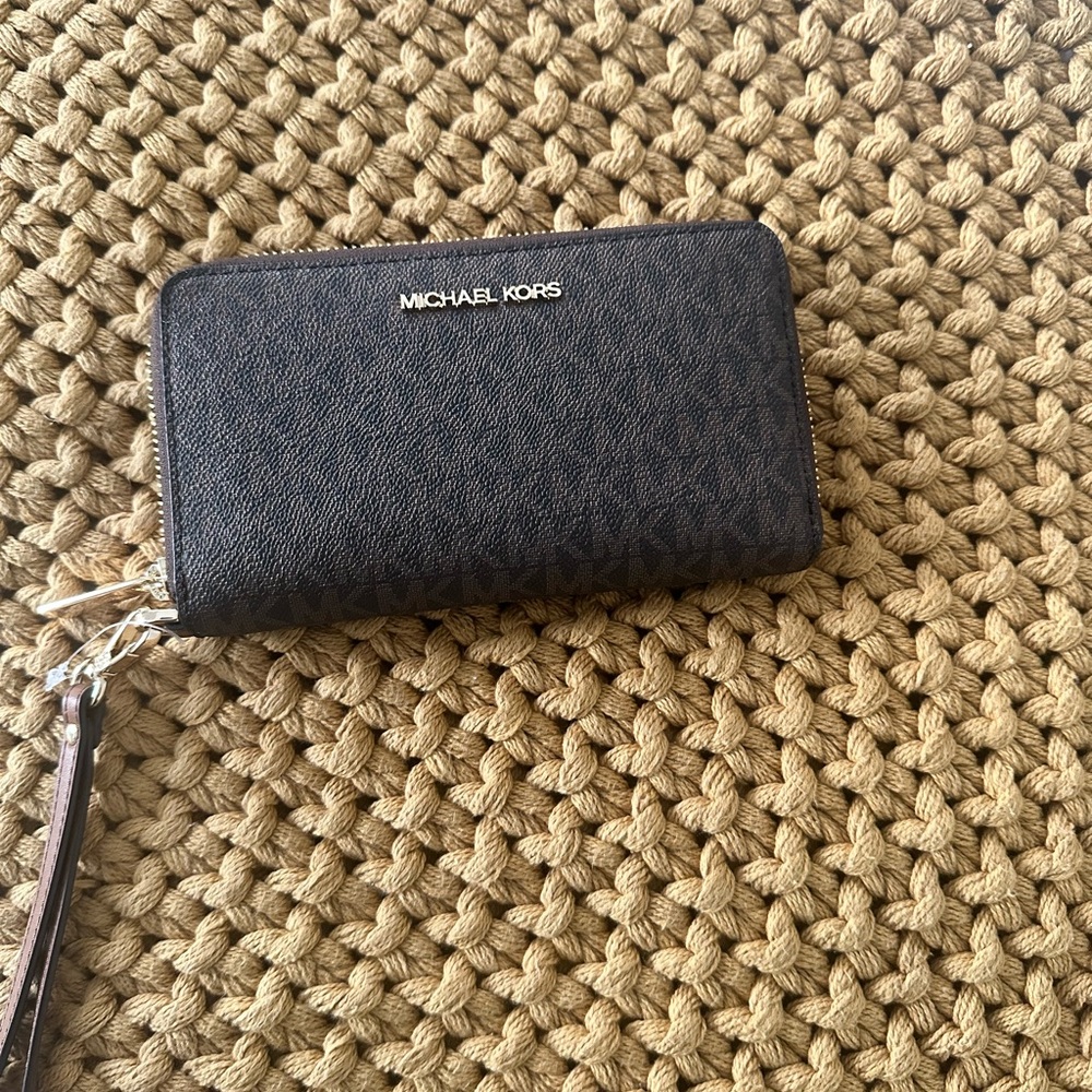 Michael Kors logo wallet: Brand New !
